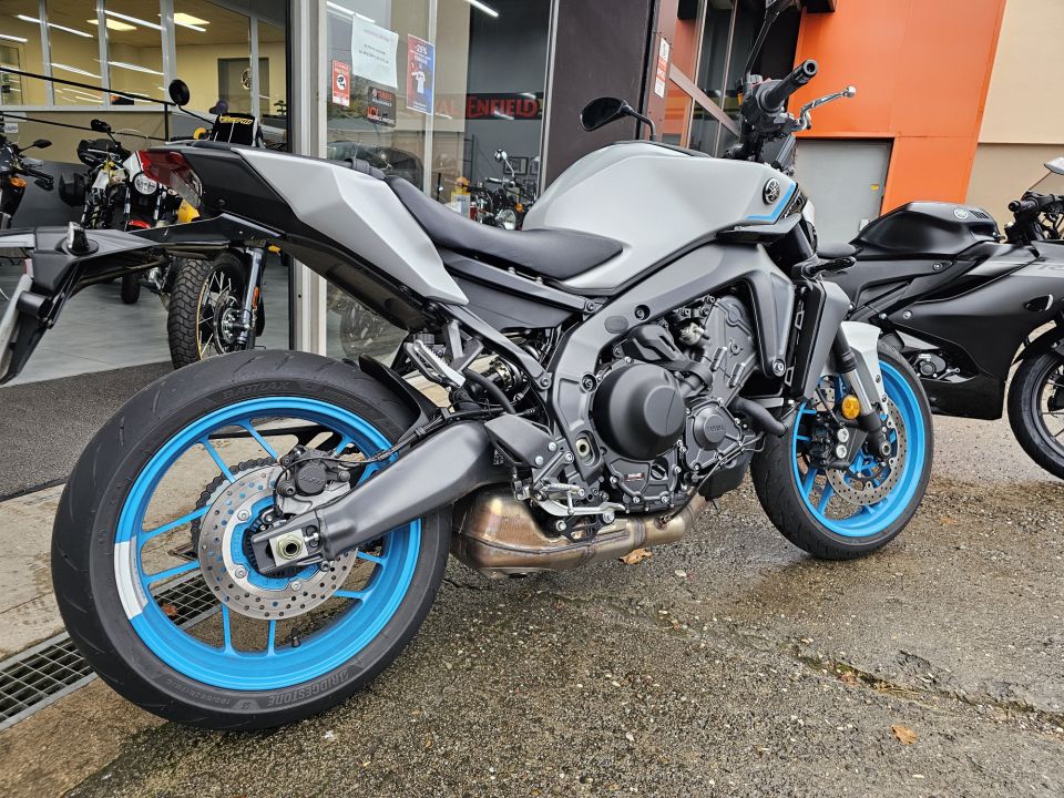 YAMAHA MT-09  Y-AMT 4