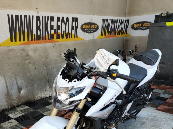 SUZUKI GSR 750 4