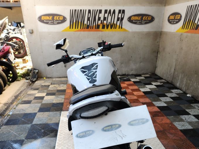 SUZUKI GSR 750 4