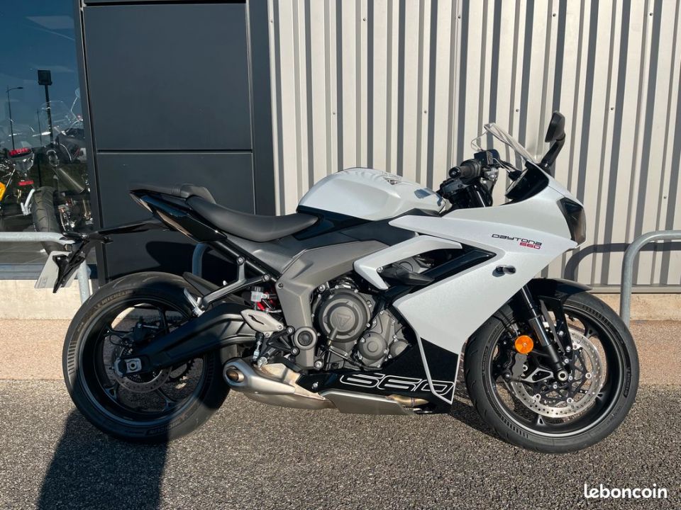 TRIUMPH 	DAYTONA 660 4