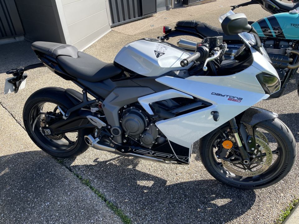 TRIUMPH 	DAYTONA 660 4