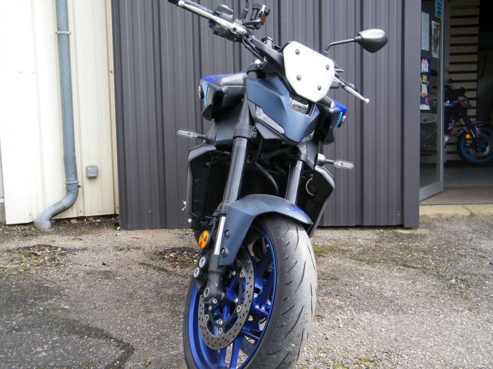 YAMAHA MT-09 4