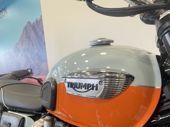 TRIUMPH BONNEVILLE T120 4