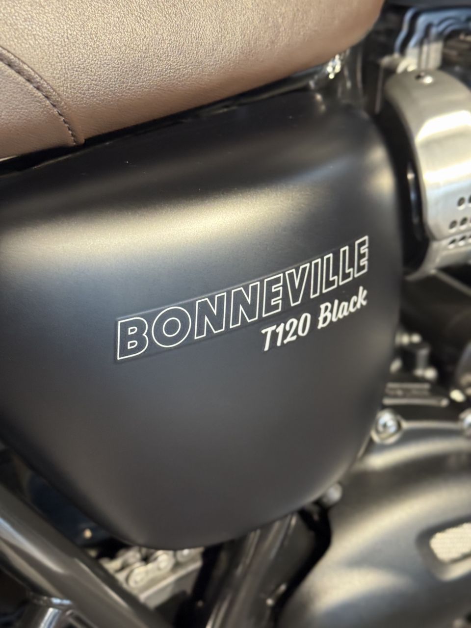 TRIUMPH Bonneville T120 Black 4