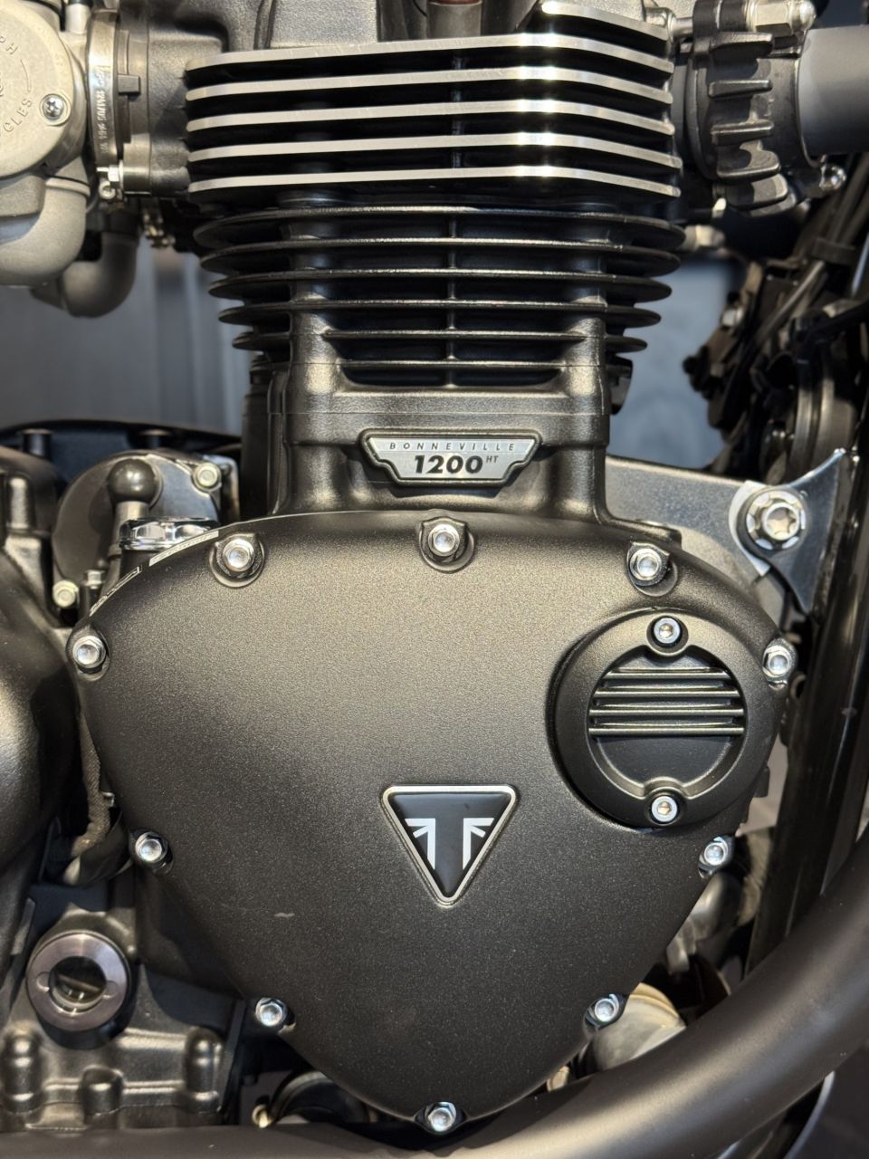 TRIUMPH Bonneville T120 Black 4