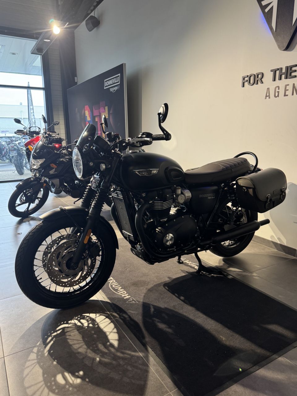 TRIUMPH Bonneville T120 Black 4
