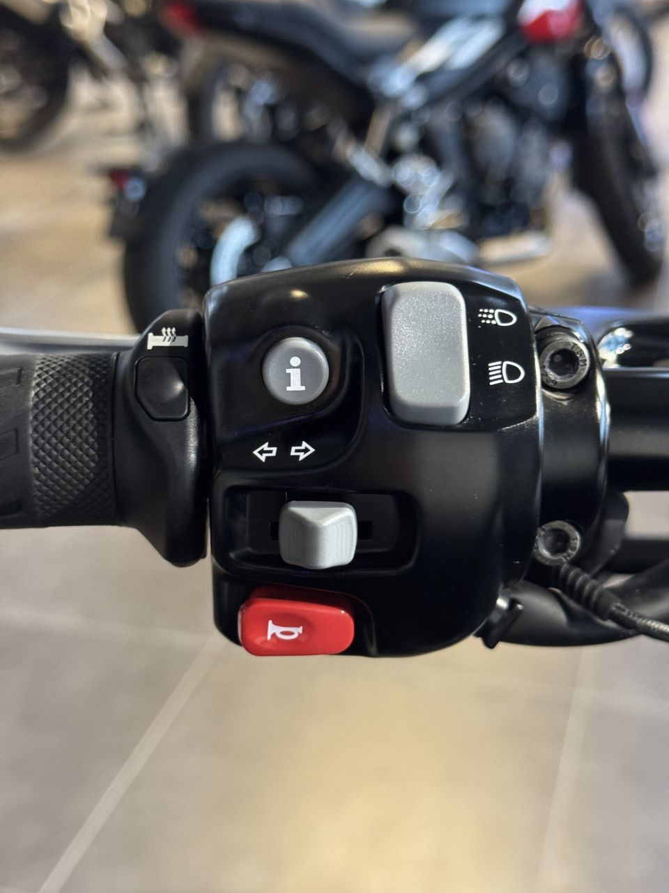 TRIUMPH Bonneville T120 Black 4