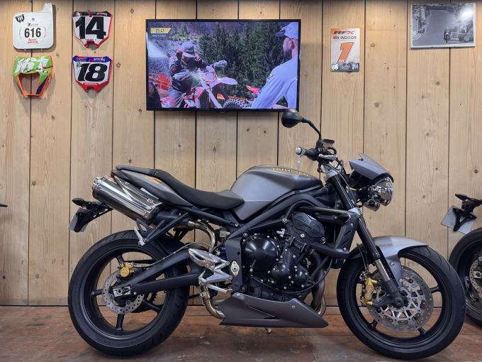 TRIUMPH STREET TRIPLE 675 4