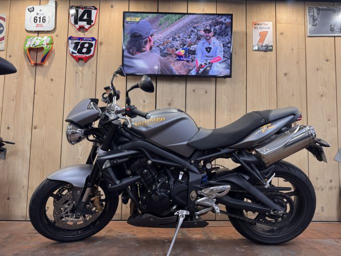 TRIUMPH STREET TRIPLE 675 4