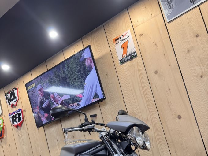 TRIUMPH STREET TRIPLE 675 4