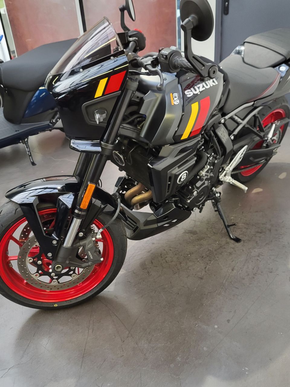 SUZUKI GSX 8 TT 4