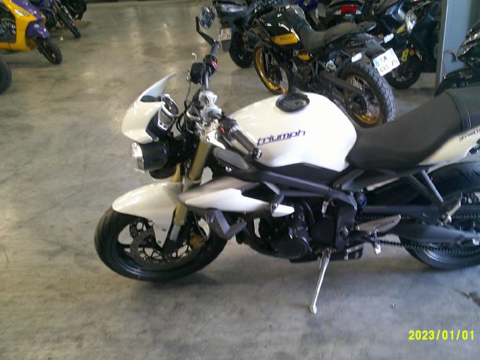TRIUMPH STREET TRIPLE 675 4
