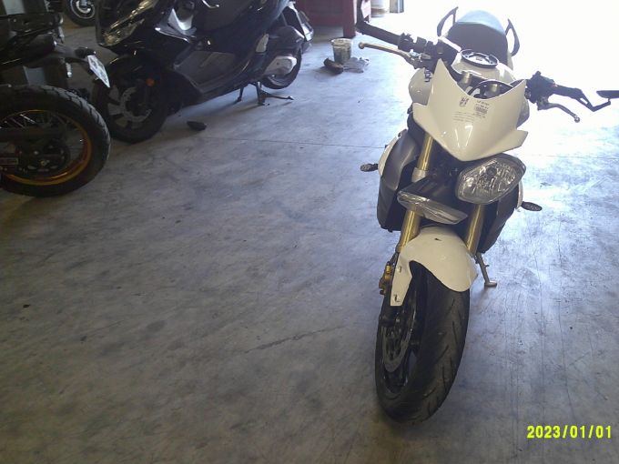 TRIUMPH STREET TRIPLE 675 4