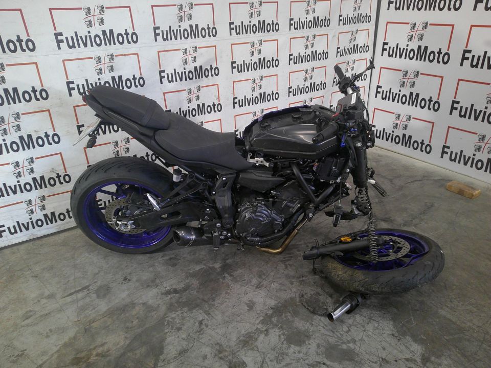 YAMAHA MT-07 4