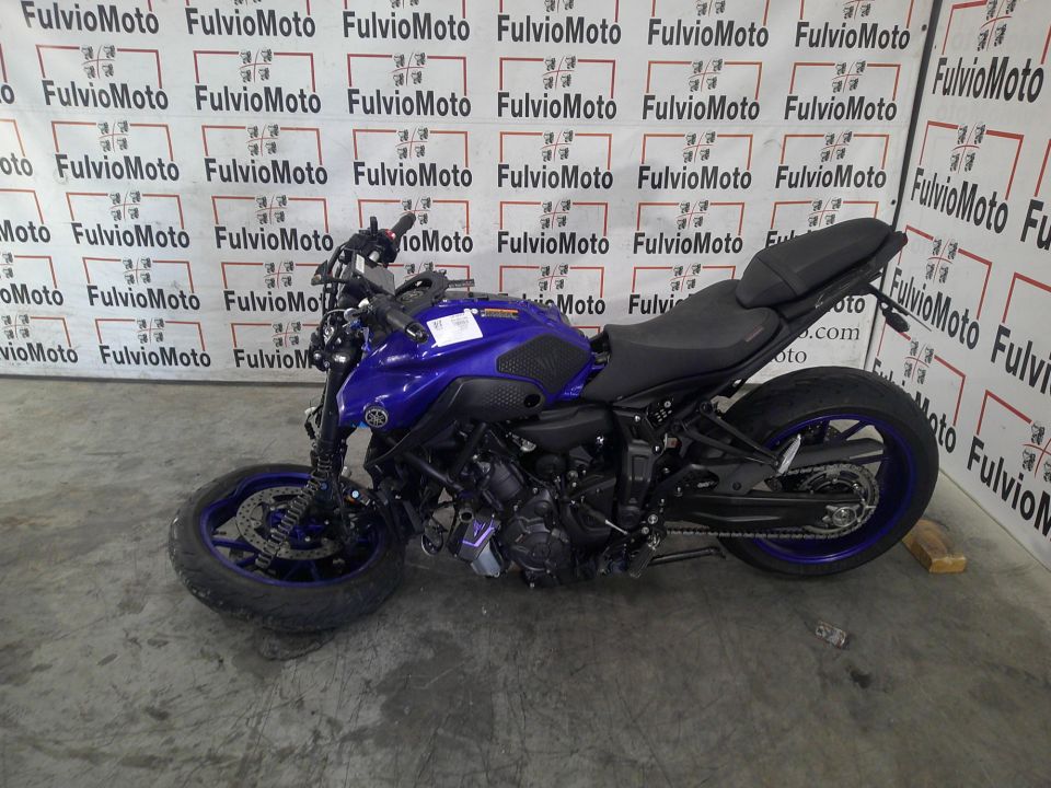 YAMAHA MT-07 4