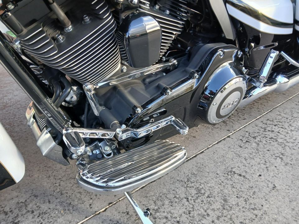 HARLEY-DAVIDSON TOURING ROAD GLIDE 1800 CVO 4