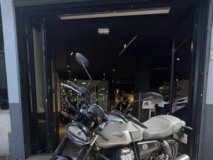 MOTO GUZZI V7 STONE 4