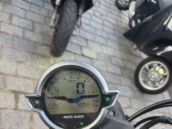 MOTO GUZZI V7 STONE 4
