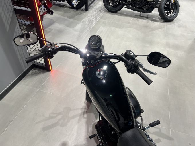 HARLEY-DAVIDSON SPORTSTER 883 R 4