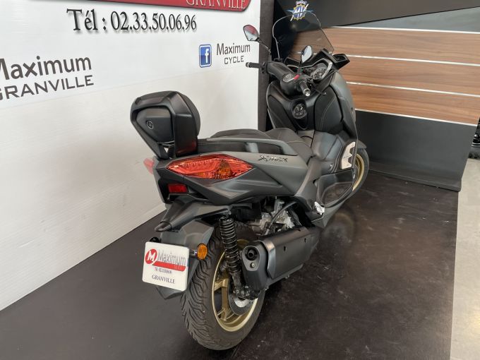 YAMAHA XMAX 300 Tech Max 4