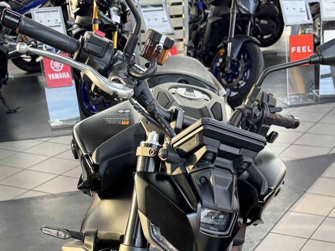 YAMAHA MT-09 4