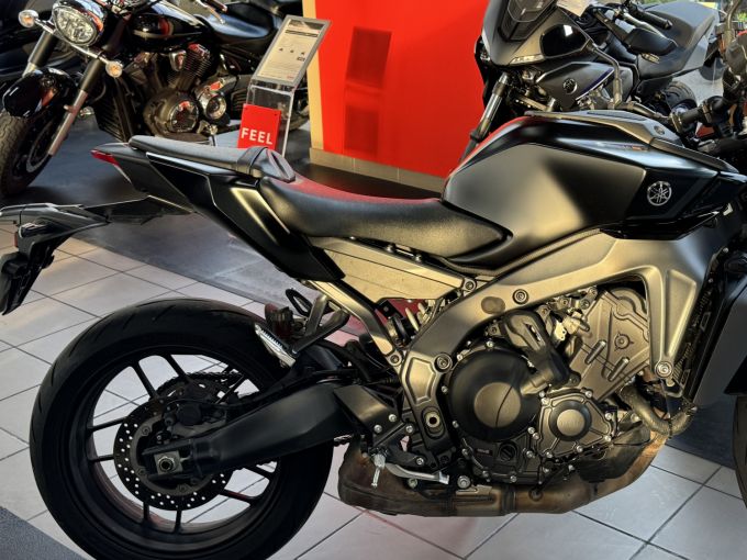 YAMAHA MT-09 4