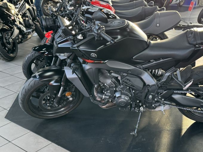 YAMAHA MT-09 4