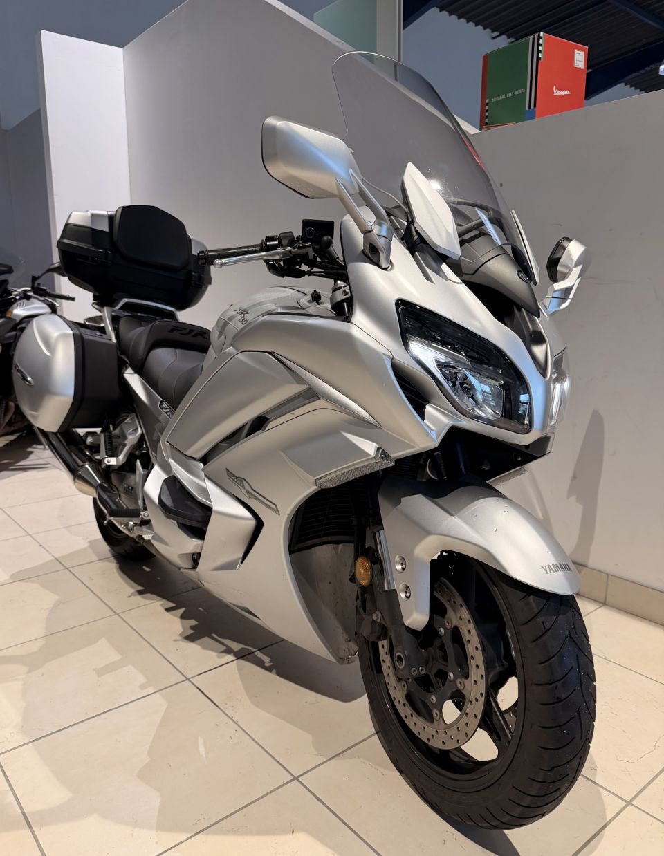 YAMAHA FJR 1300 AE 4