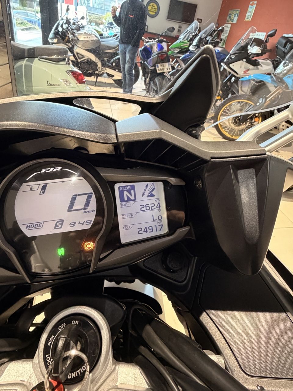YAMAHA FJR 1300 AE 4