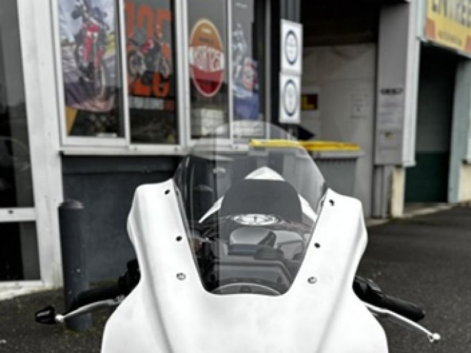 YAMAHA YZF 1000 R1 4