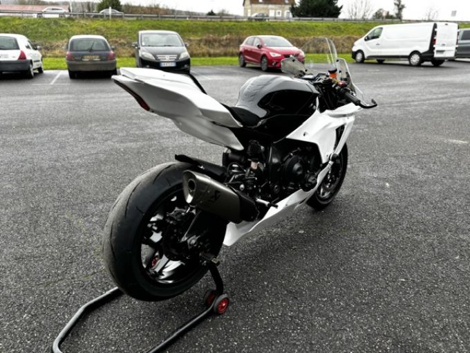 YAMAHA YZF 1000 R1 4