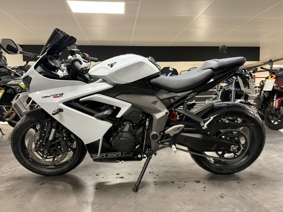 TRIUMPH 	DAYTONA 660 4