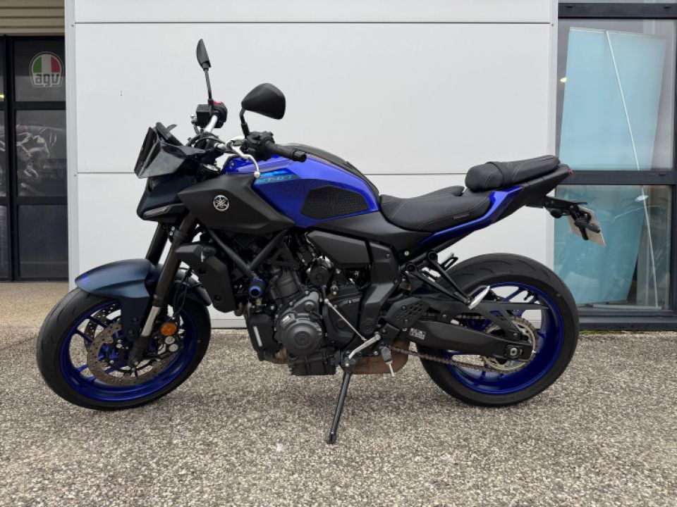 YAMAHA MT-07 4