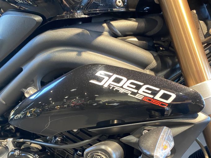 TRIUMPH SPEED TRIPLE 1050 4