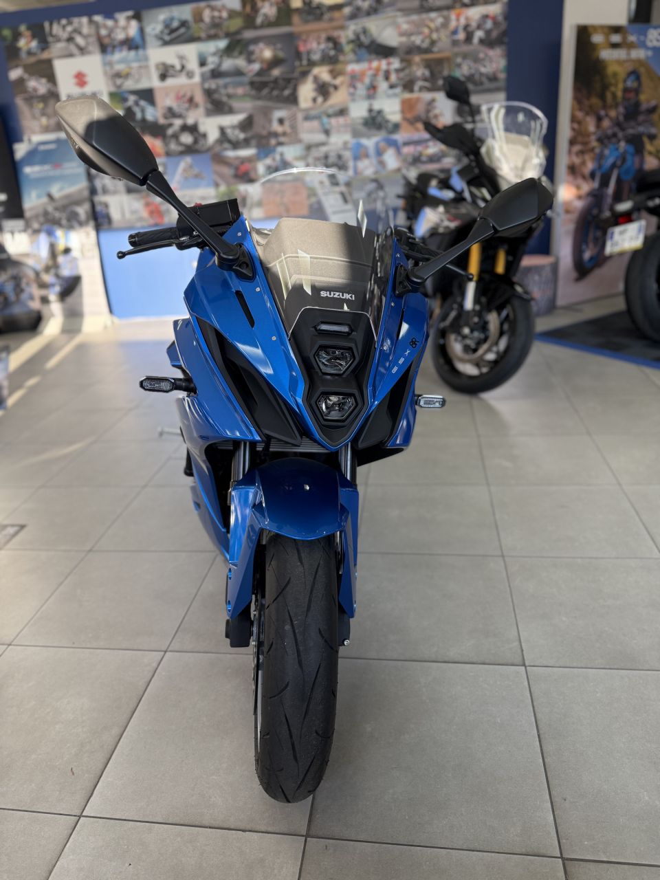 SUZUKI GSX-8R 4