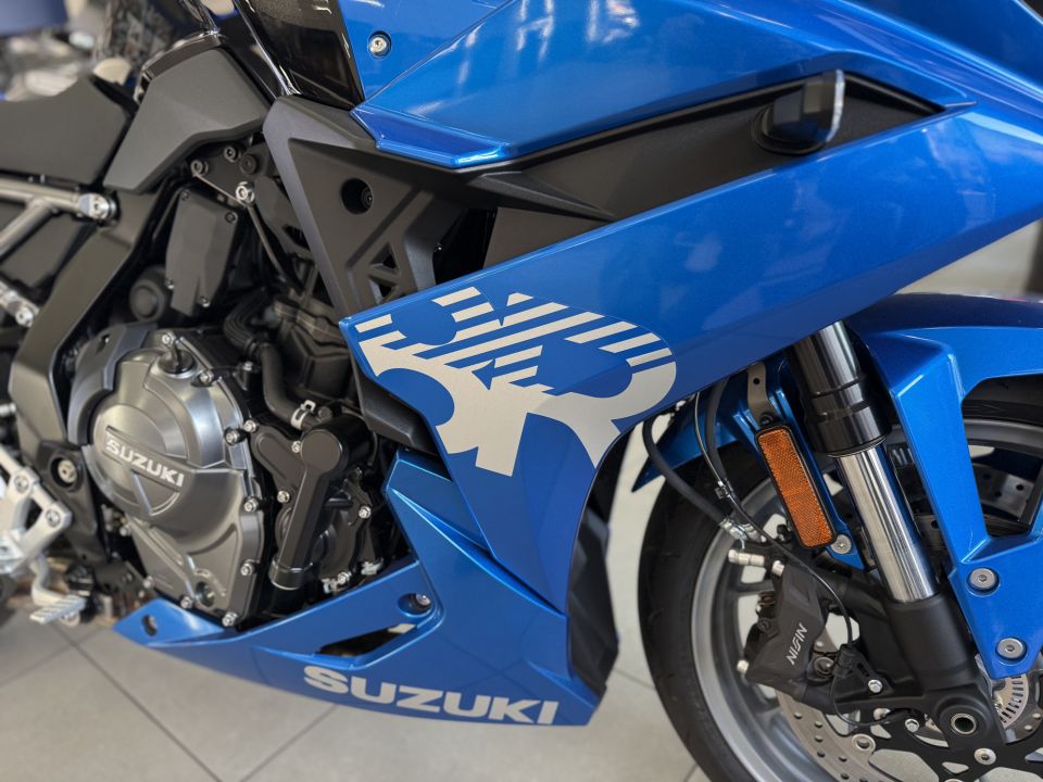 SUZUKI GSX-8R 4
