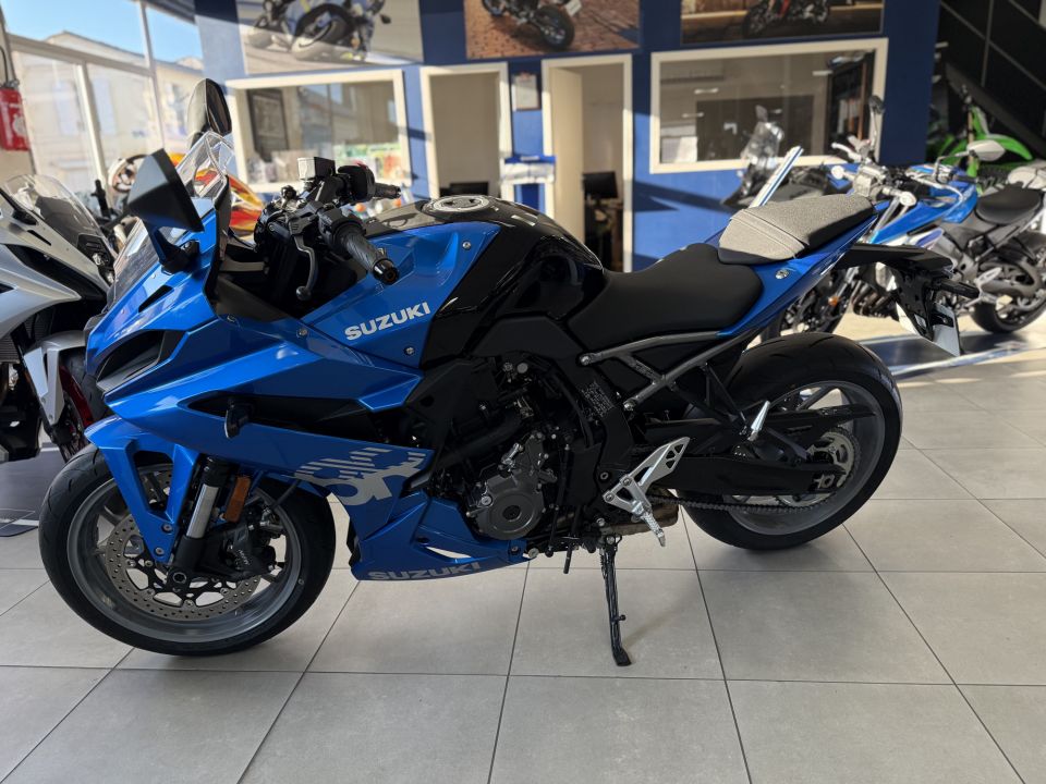 SUZUKI GSX-8R 4