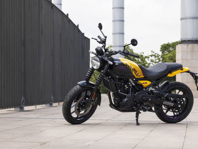 ROYAL ENFIELD Guerilla 450 4