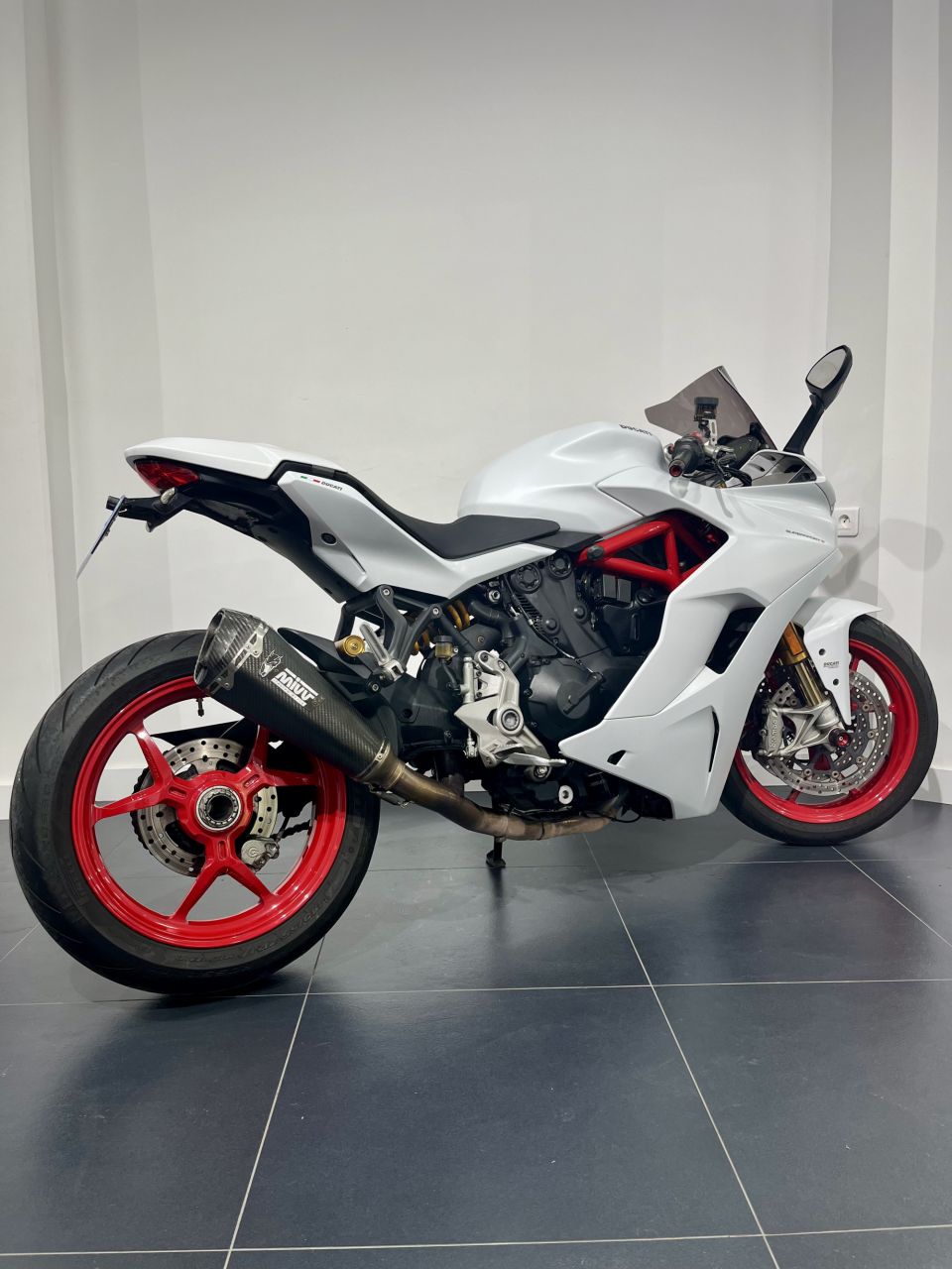 DUCATI SUPERSPORT 939S 4