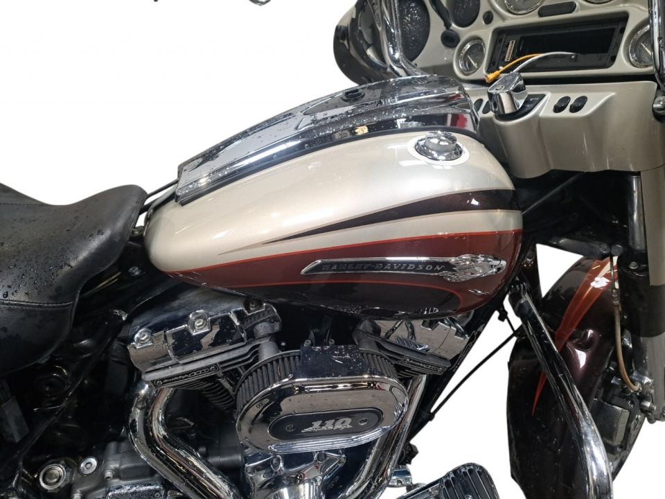 HARLEY-DAVIDSON TOURING STREET GLIDE 1800 CVO 4