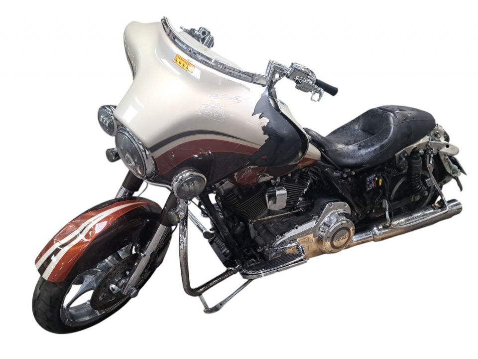 HARLEY-DAVIDSON TOURING STREET GLIDE 1800 CVO 4