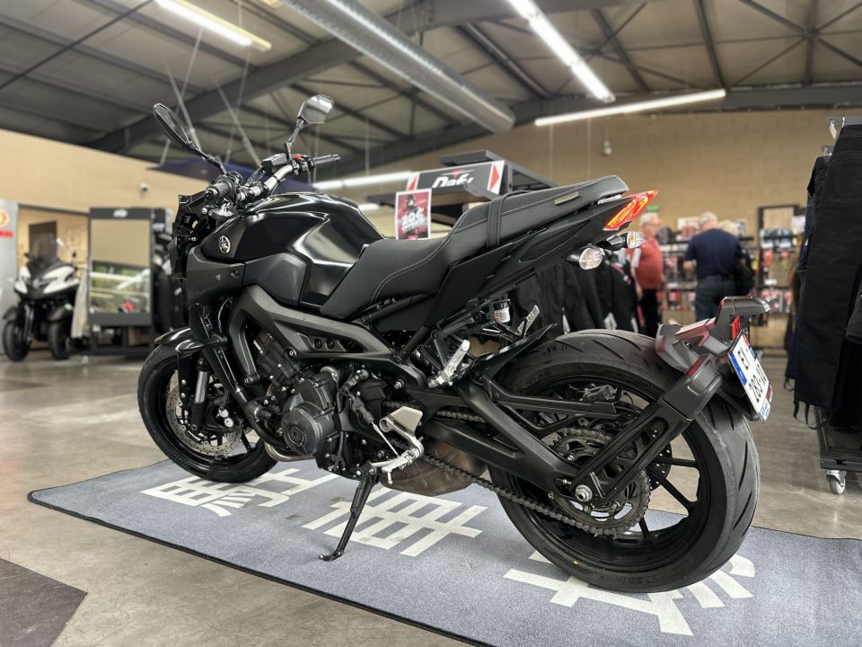 YAMAHA MT-09 4