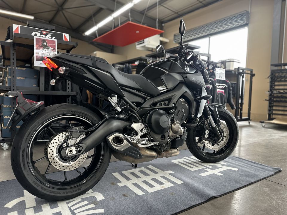 YAMAHA MT-09 4