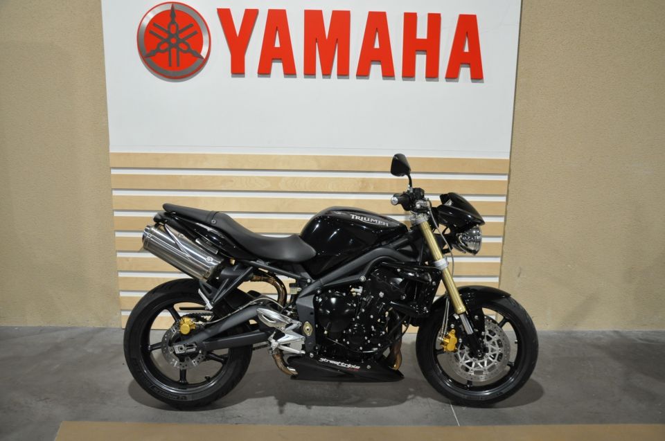 TRIUMPH STREET TRIPLE 675 4