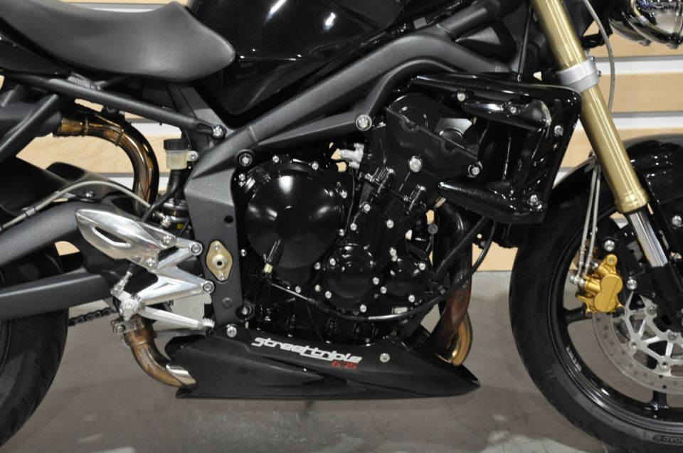 TRIUMPH STREET TRIPLE 675 4
