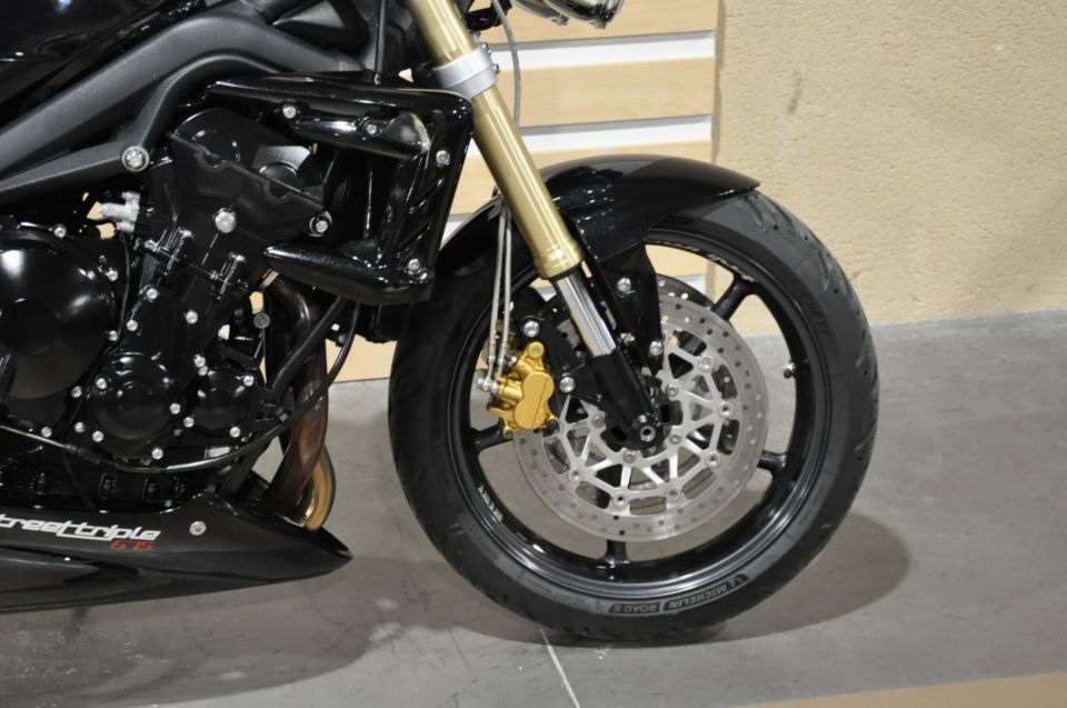 TRIUMPH STREET TRIPLE 675 4