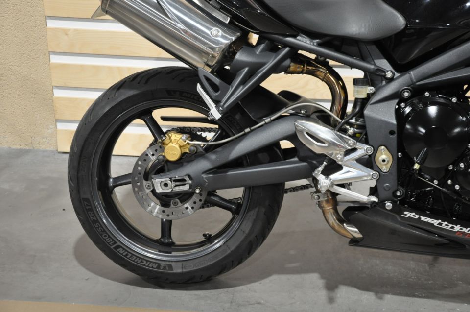 TRIUMPH STREET TRIPLE 675 4