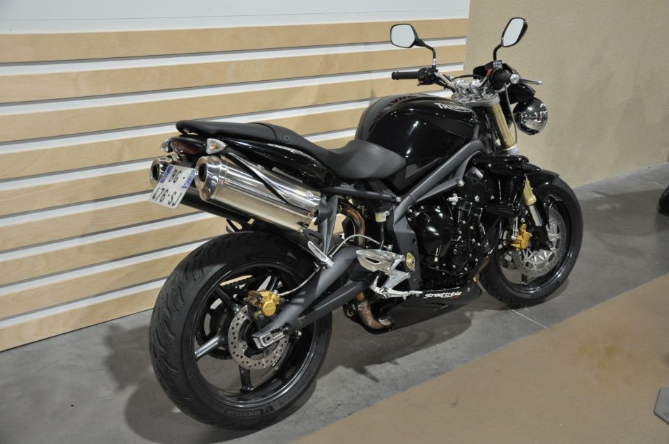 TRIUMPH STREET TRIPLE 675 4