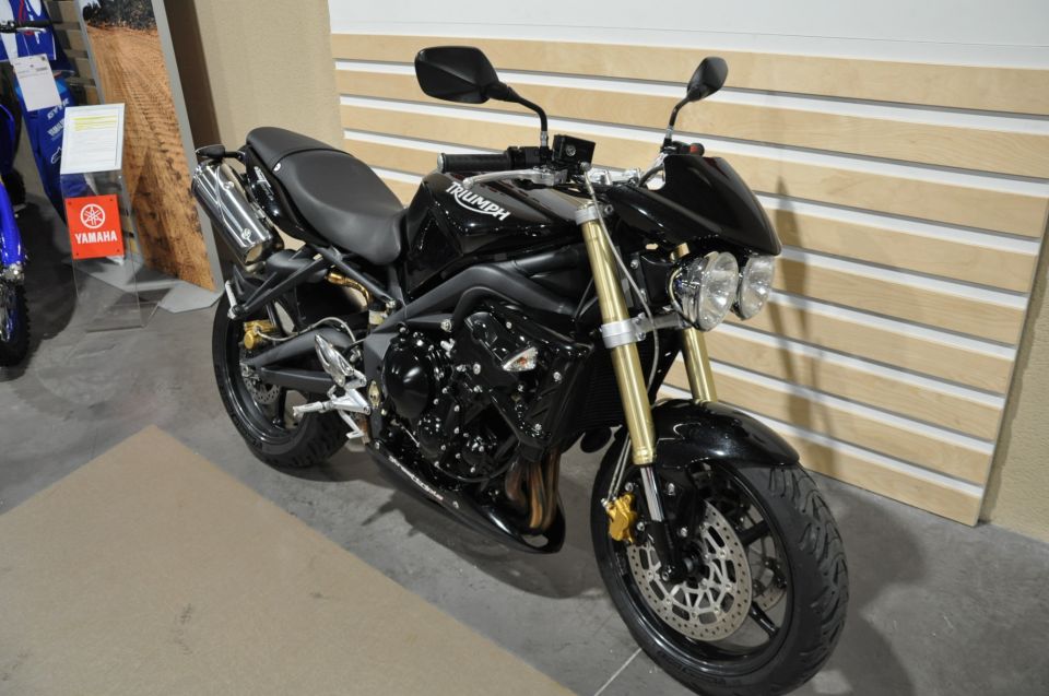 TRIUMPH STREET TRIPLE 675 4