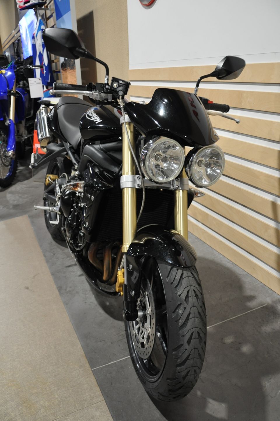 TRIUMPH STREET TRIPLE 675 4
